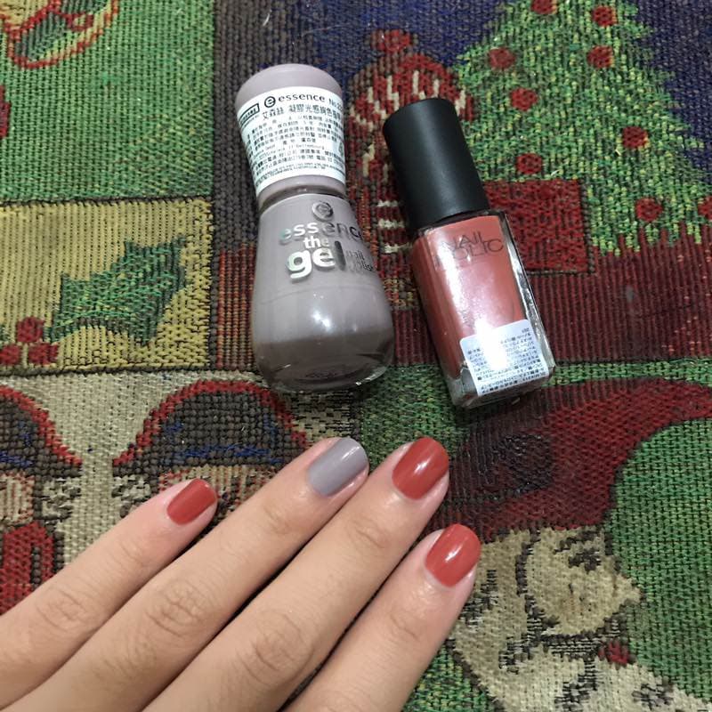 到處缺貨的NAIL HOLIC BR311磚紅色指甲油 試色&心得 ft.essence 99藕紫灰 美妝板 Dcard