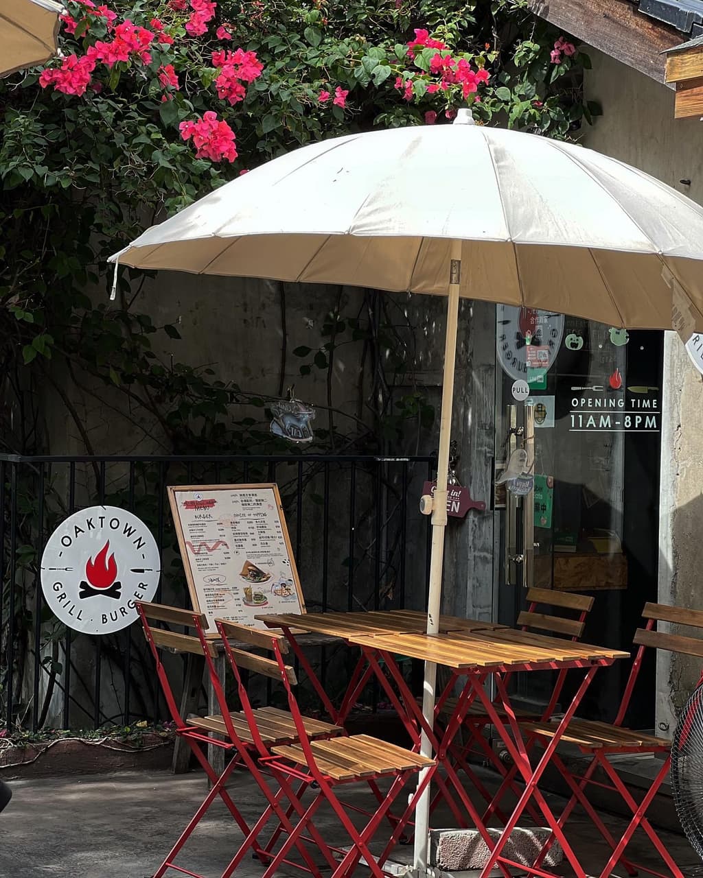 OakTown Burger Grill｜台中美食｜隱藏在2樓的露天美式漢堡 美食板 Dcard