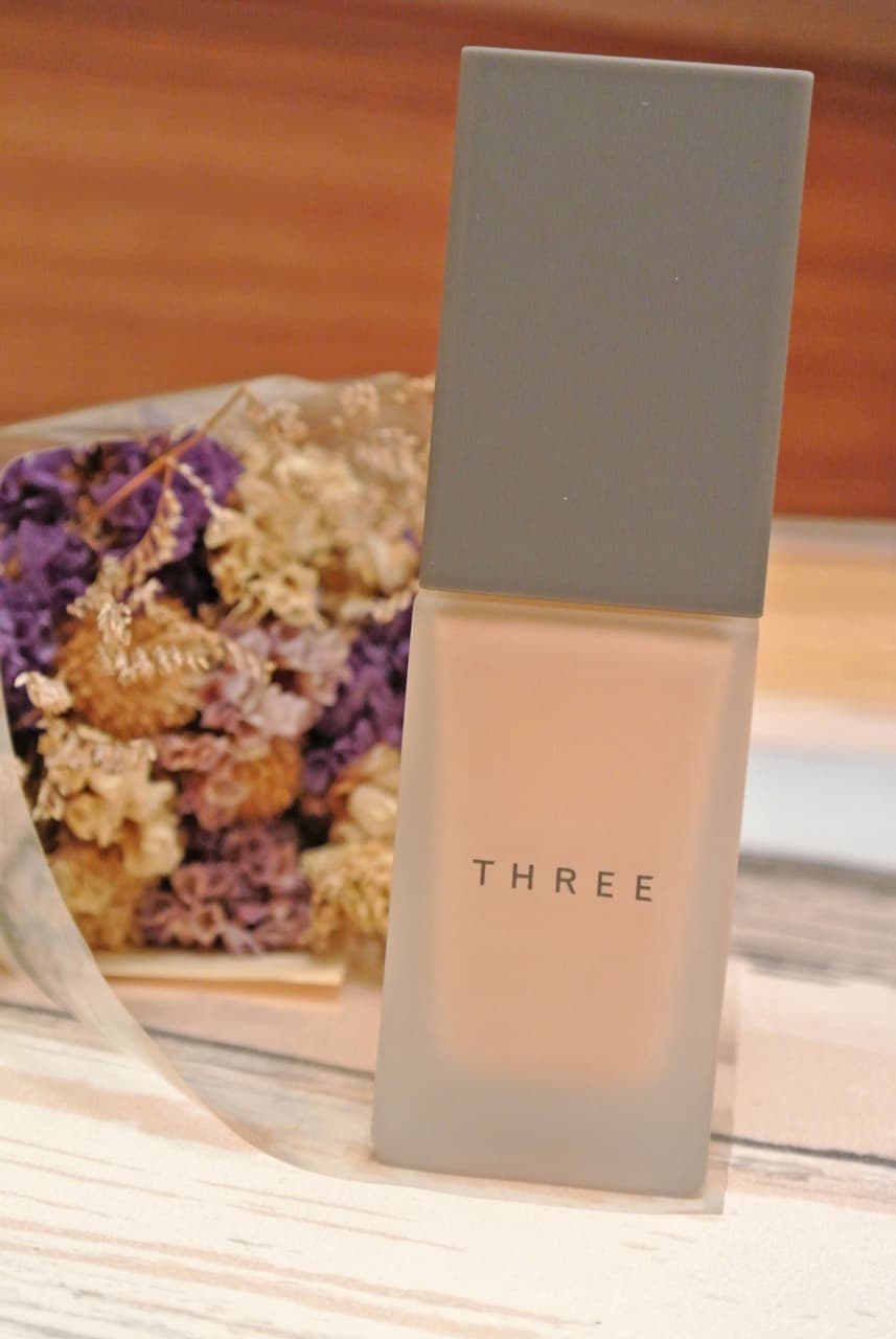 #粉底 偽素顏的Three凝光水粉霜 - 美妝板 | Dcard