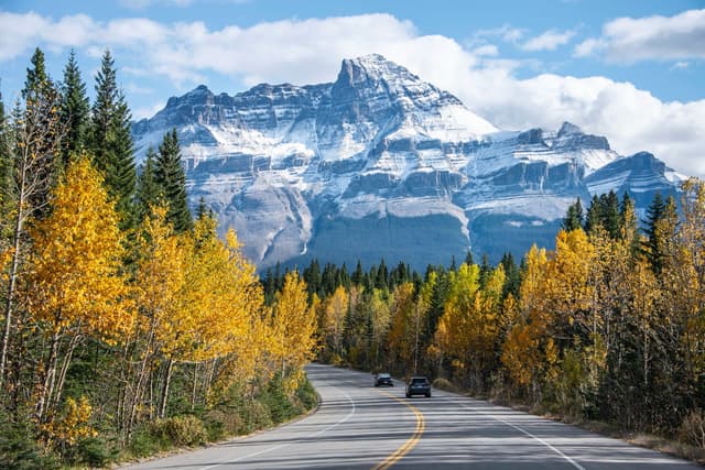 Strada panoramica nelle Montagne Rocciose Canadesi