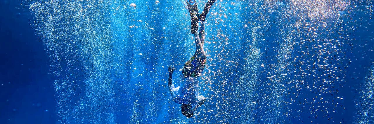 噴水的鯨魚