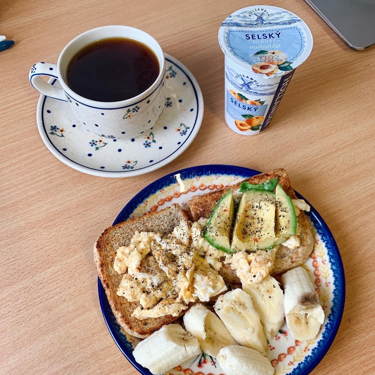 ep2✨ 捷克交換早餐吃什麼｜推蓮花餅抹醬｜義大利卡布里沙拉🍅、白粥配魚鬆- 美食板| Dcard