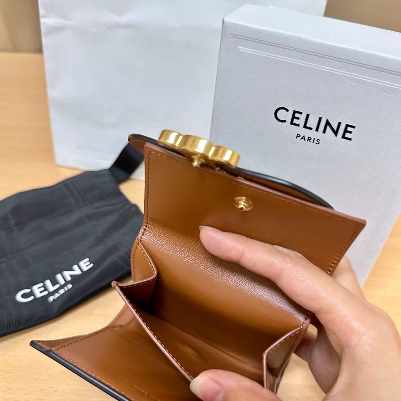 #開箱 #分享 CELINE凱旋門金扣老花短夾！ - 精品板 | Dcard