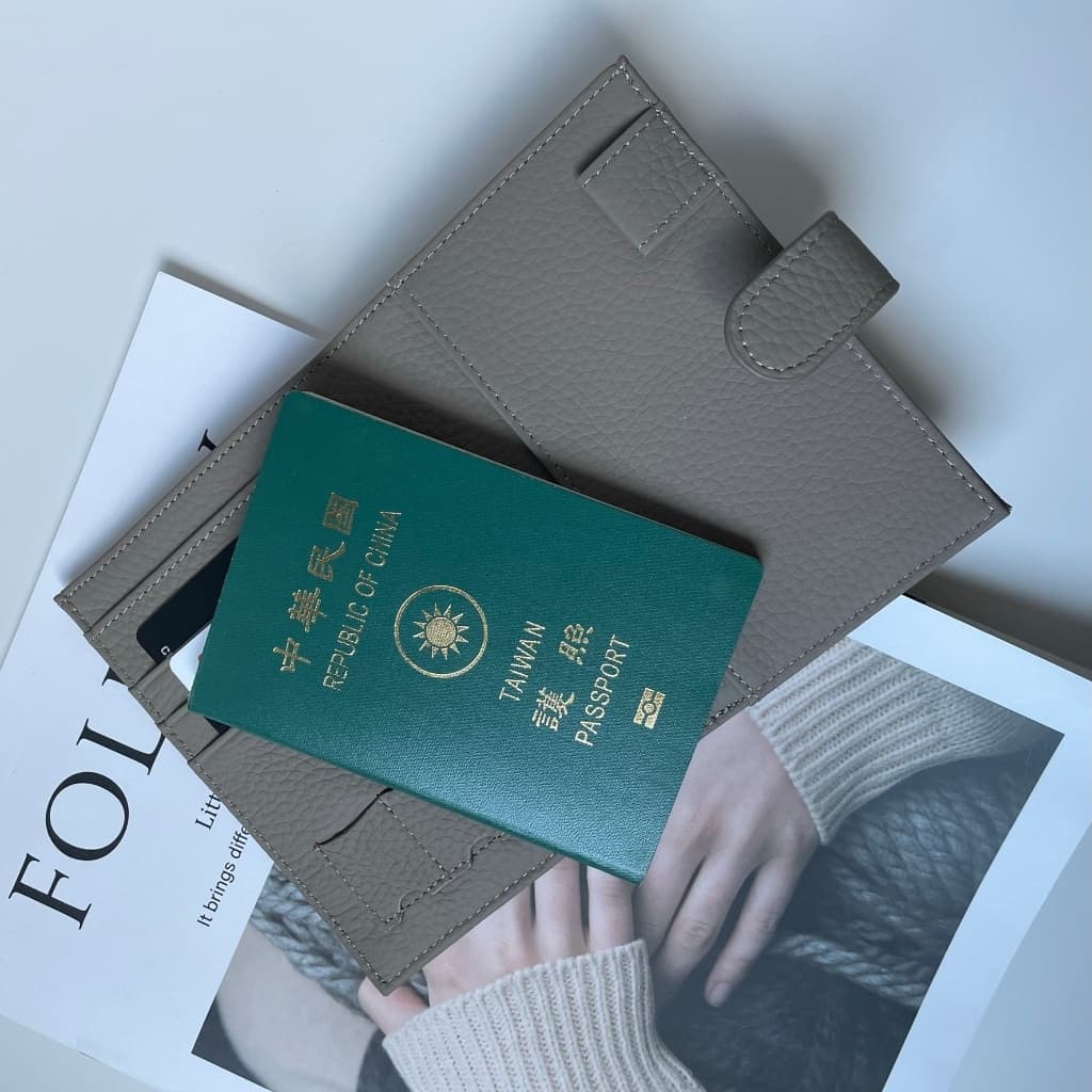 2026護照夾推薦】5款Dcard/PTT熱議：不想在海關手忙腳亂必看！FENNEC、皮革款、避雷重點！ - 墨墨(@momoink) | Dcard