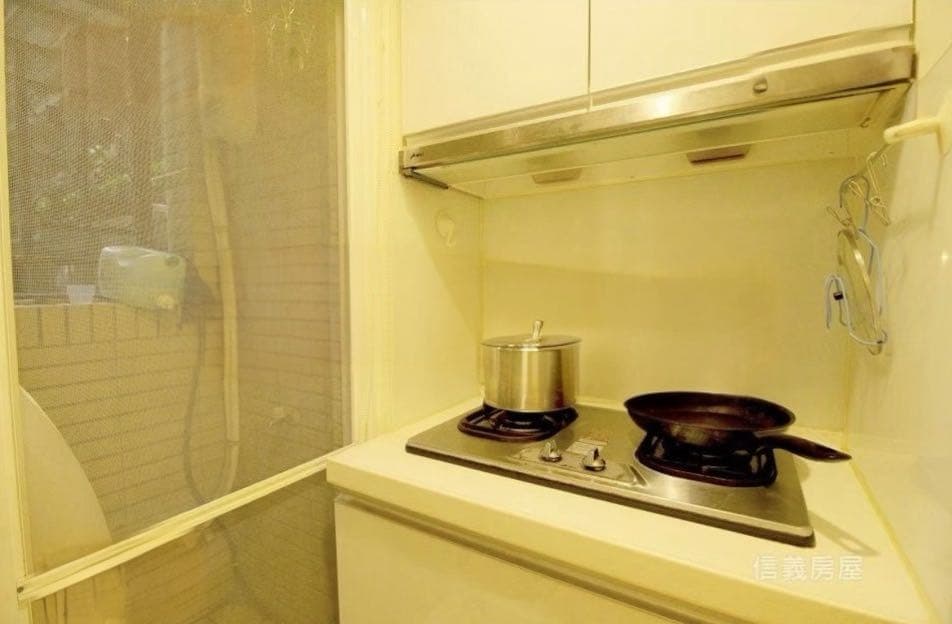 #招租 #房東自租 新北中和景安捷運站 社區管理獨立門牌大套房 可貓 可開伙 有陽台 - Image 6