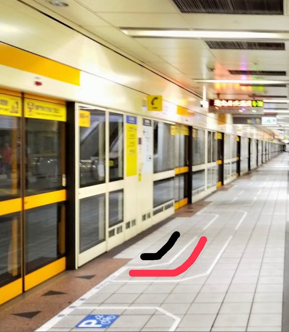 對捷運排隊線的理解🤔 - 閒聊板 | Dcard