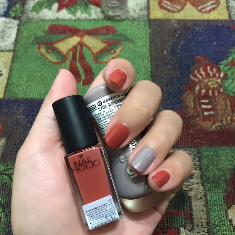 到處缺貨的NAIL HOLIC BR311磚紅色指甲油 試色&心得 ft.essence 99藕紫灰 美妝板 Dcard