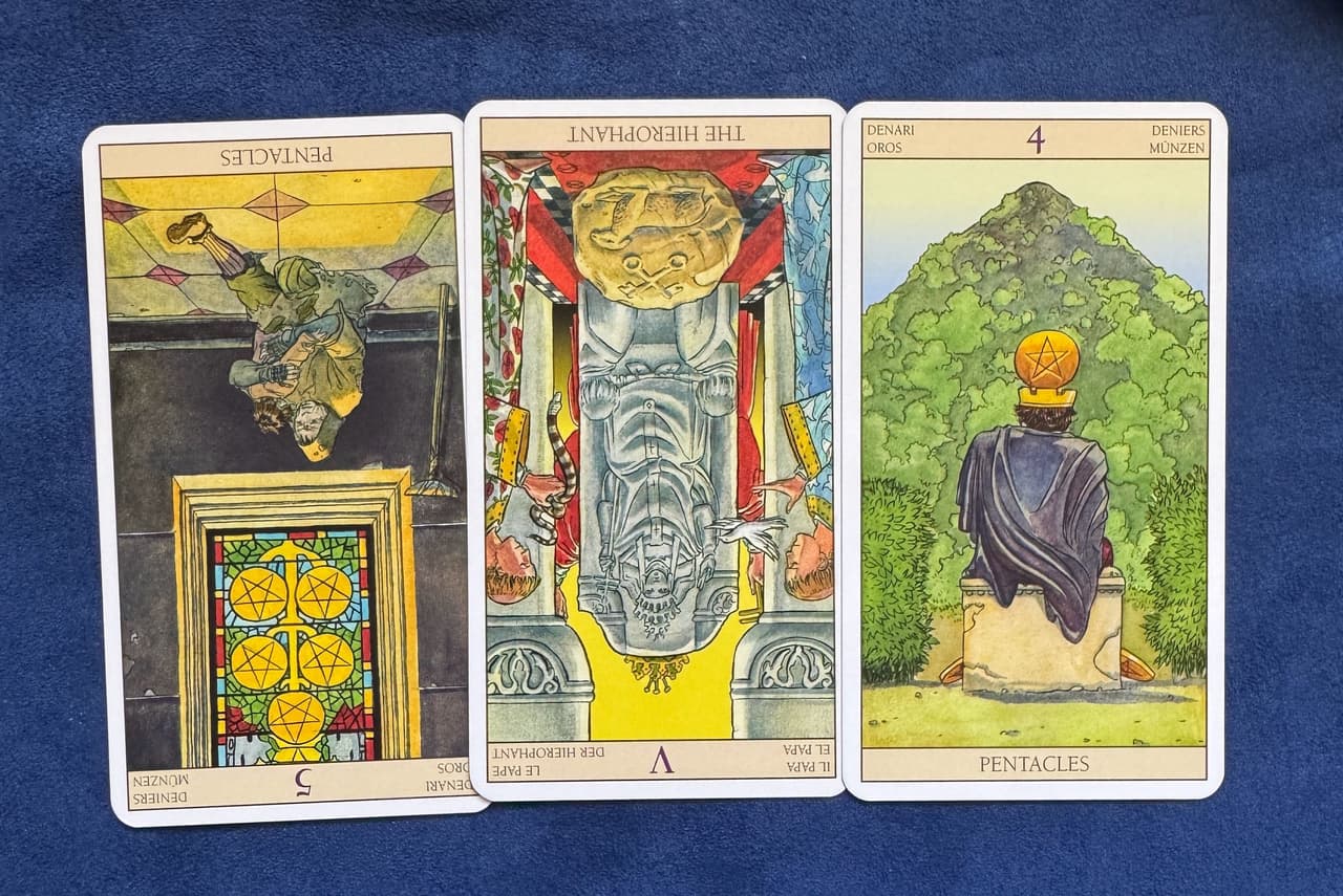 我們最大的問題是無聊。」 不管是生活還是精神層面，我們都過於遵循既有模式，坐著不動的人可能是你也是我，而如今錢幣 五和教皇都反過來了，如果我們也能夠反過來，跳脫日復一日的無聊，那我們的感情就不會被一點一點磨掉。 - 卡娜Z.塔羅(@