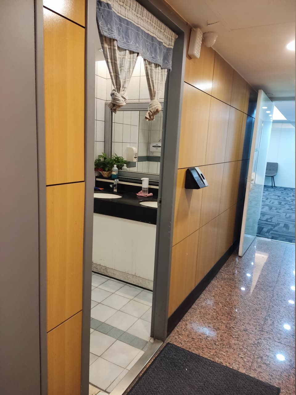 進入“廁所”，請打卡！ - 工作板 | Dcard