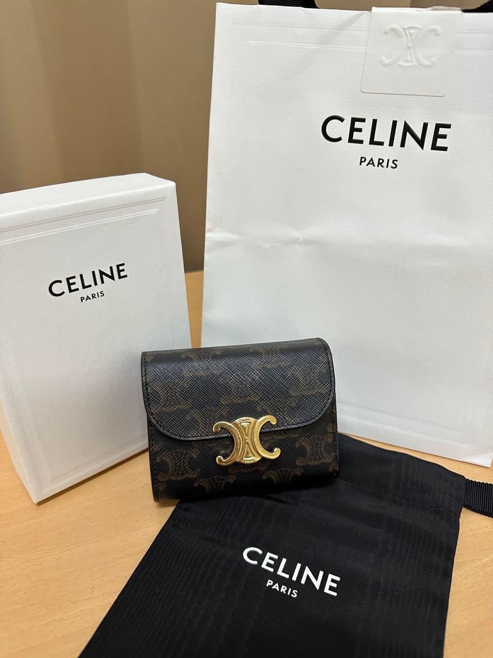 #開箱 #分享 CELINE凱旋門金扣老花短夾！ - 精品板 | Dcard