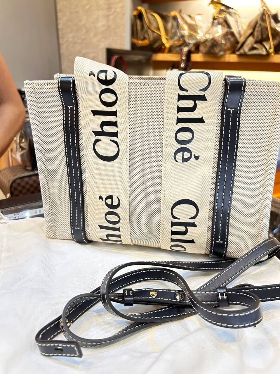 #我要賣 #我要賣 【CHLOE 蔻依】 Woody 小號帆布拼牛皮手提/斜背二用托特包 軍藍色 - 二手交易板 | Dcard