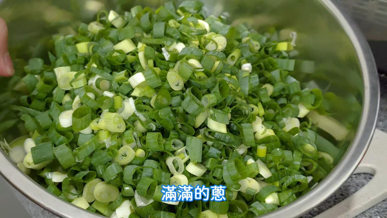 超滿足！史上最多蔥，每一口都讓你吃得到滿滿的蔥花的『爆餡蔥燒餅 / Sesame Scallion Roll』 │【小小鄔】 - 小小鄔 ...
