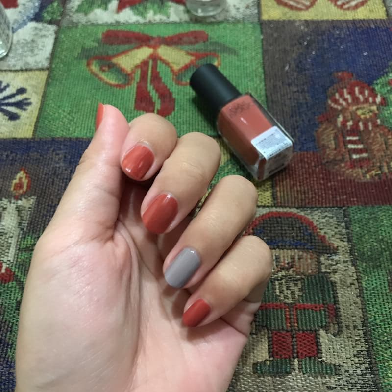 到處缺貨的NAIL HOLIC BR311磚紅色指甲油 試色&心得 ft.essence 99藕紫灰 美妝板 Dcard