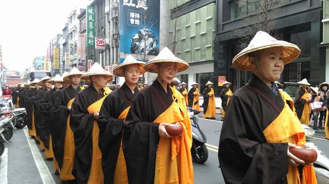 宗教的服裝到底該怎麼穿? - 靈異板 | Dcard