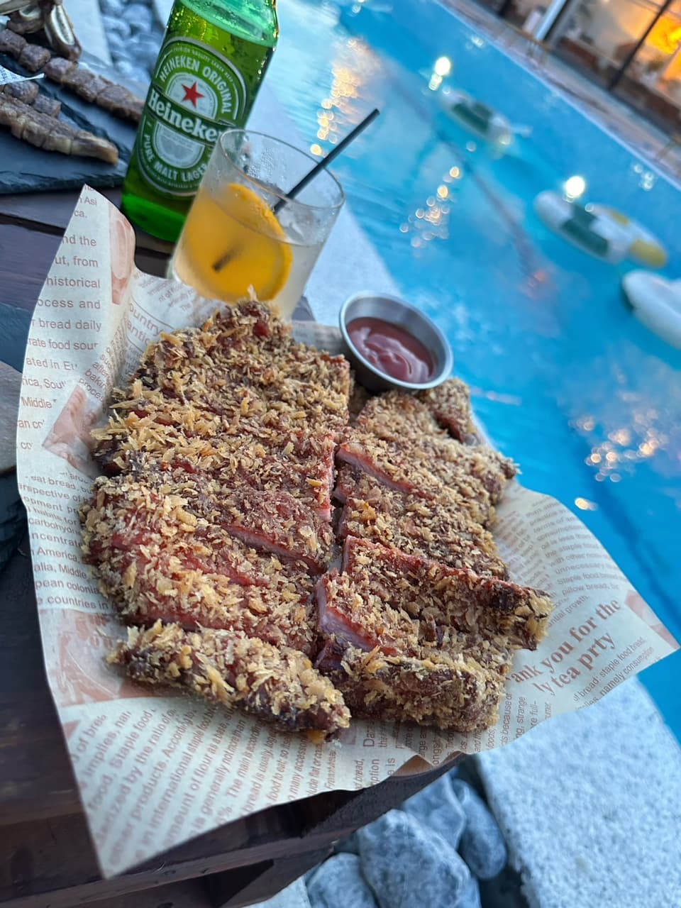 小琉球HeyheyBar泳池旁晚餐餐點