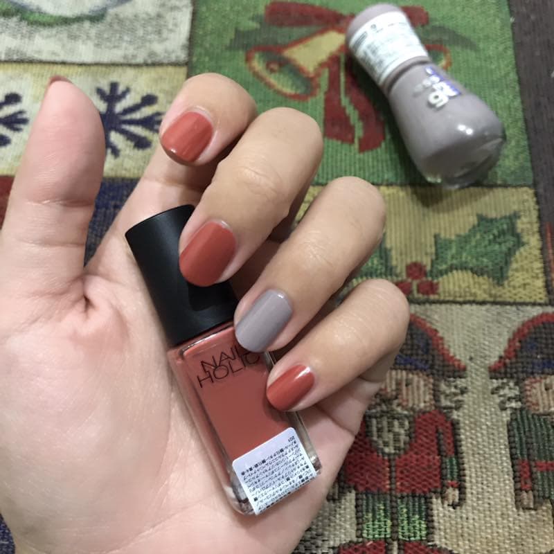到處缺貨的NAIL HOLIC BR311磚紅色指甲油 試色&心得 ft.essence 99藕紫灰 美妝板 Dcard