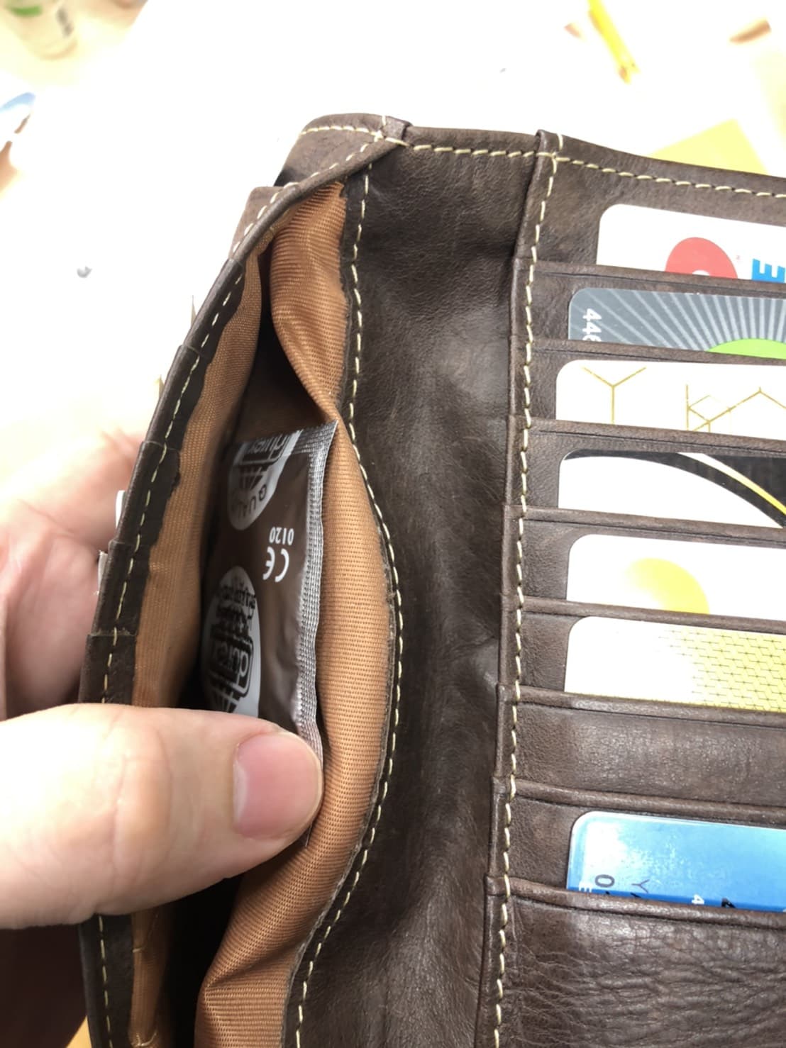 大家也會錢包放保險套招財嗎？ - 有趣板| Dcard