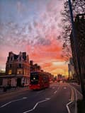 #作品 倫敦日落🌇               買完東西出來的隨手拍，路過的紅色公交車剛好讓畫面有了重心。