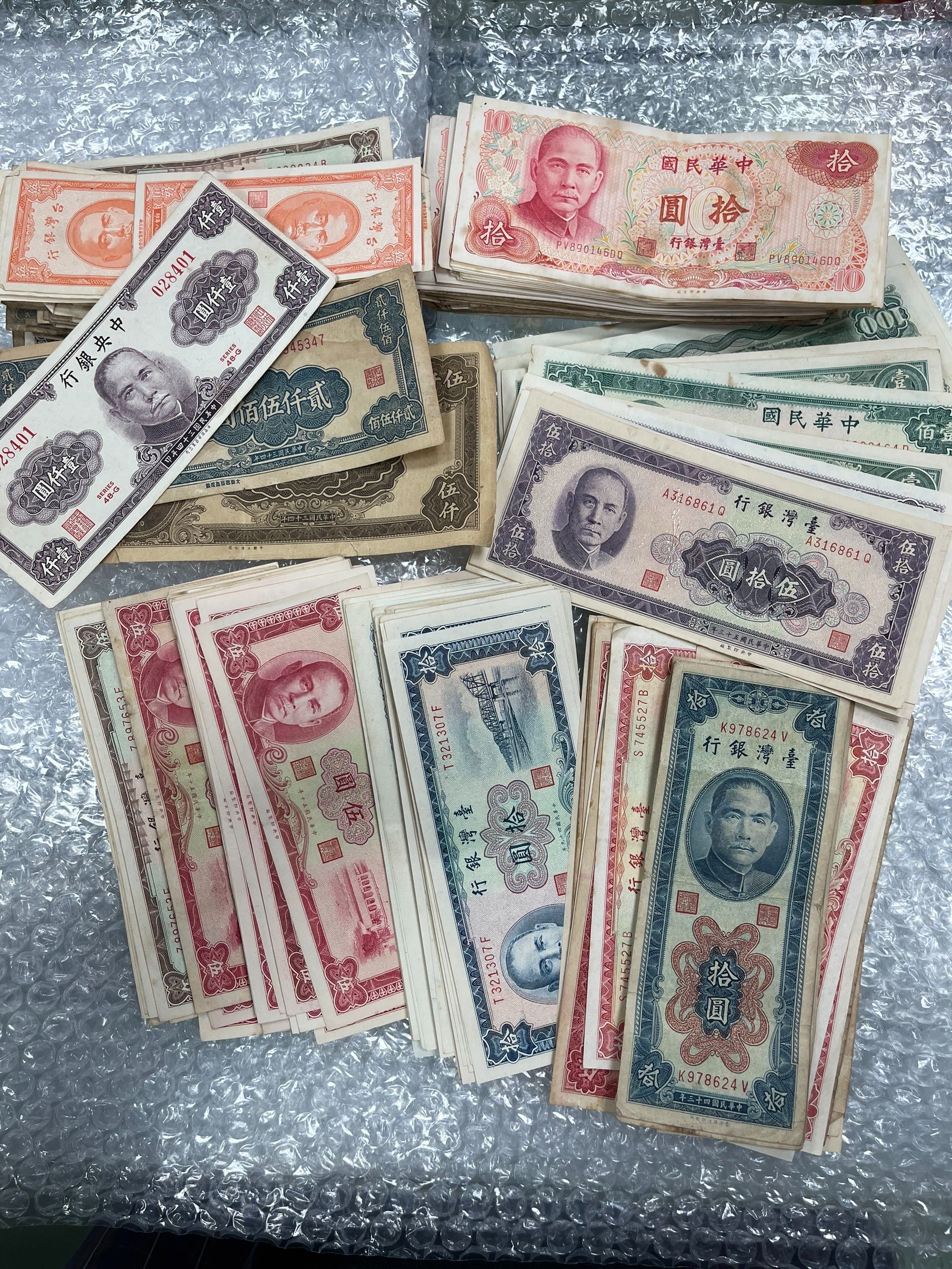 家裡翻出一堆舊鈔+怪東西… - 心情板| Dcard