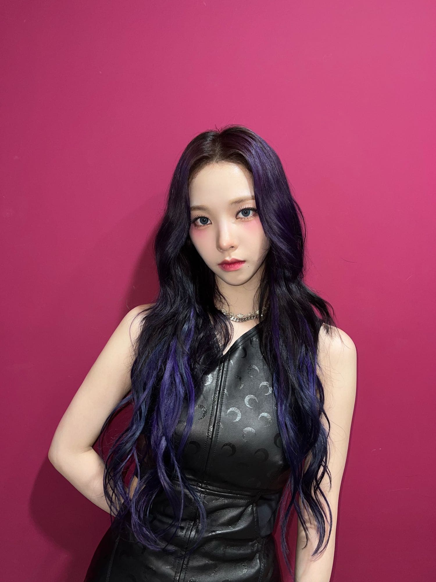 Karina Ranau menangis di rumah duka