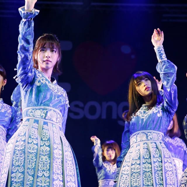 西野七瀬　歌衣装　エロ 