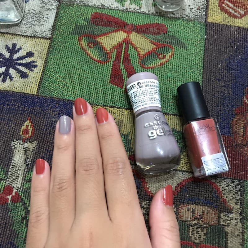 到處缺貨的NAIL HOLIC BR311磚紅色指甲油 試色&心得 ft.essence 99藕紫灰 美妝板 Dcard