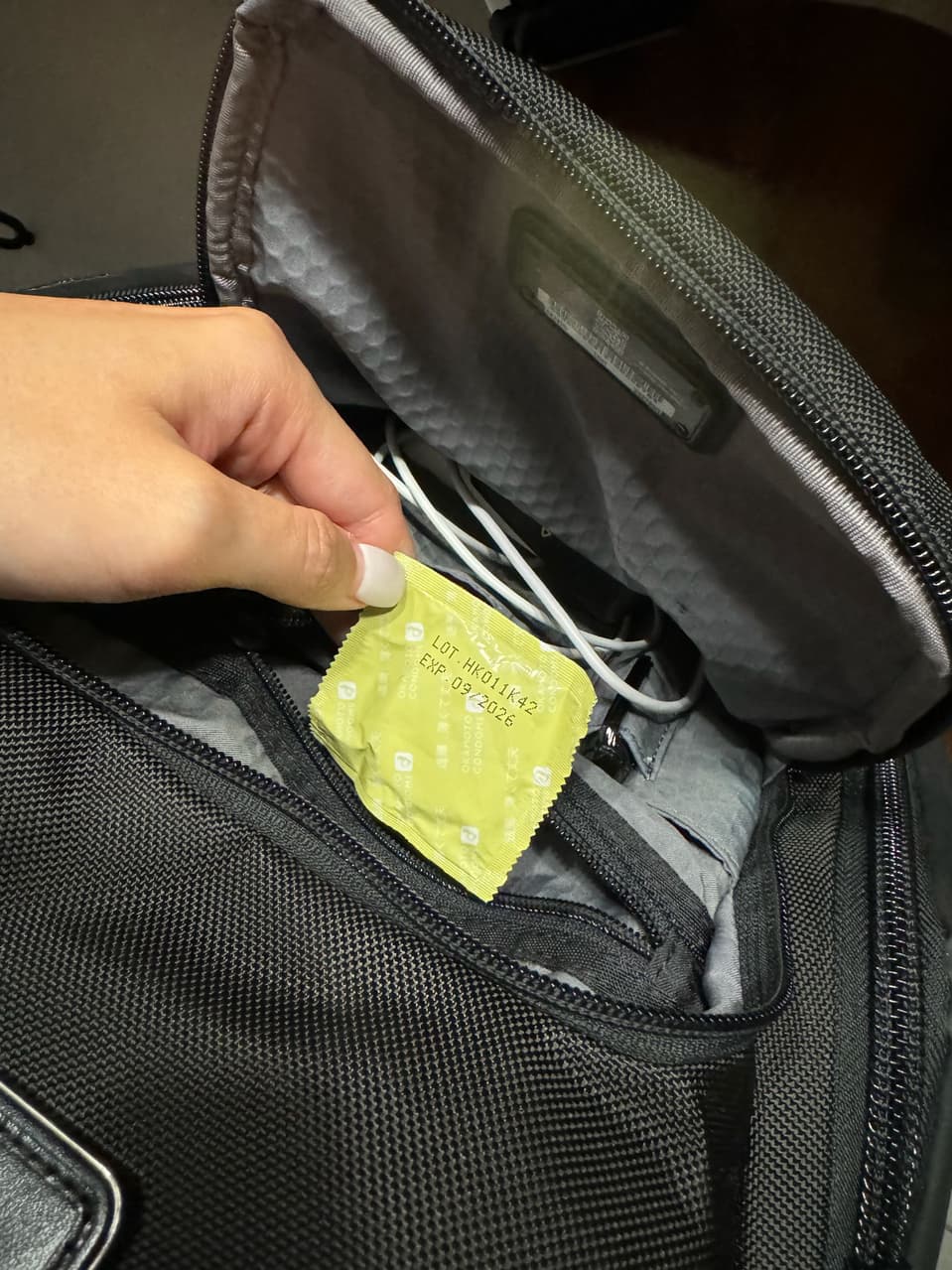 在先生背包暗袋發現一個保險套，請問偷吃機率有多少？ - 閒聊板| Dcard