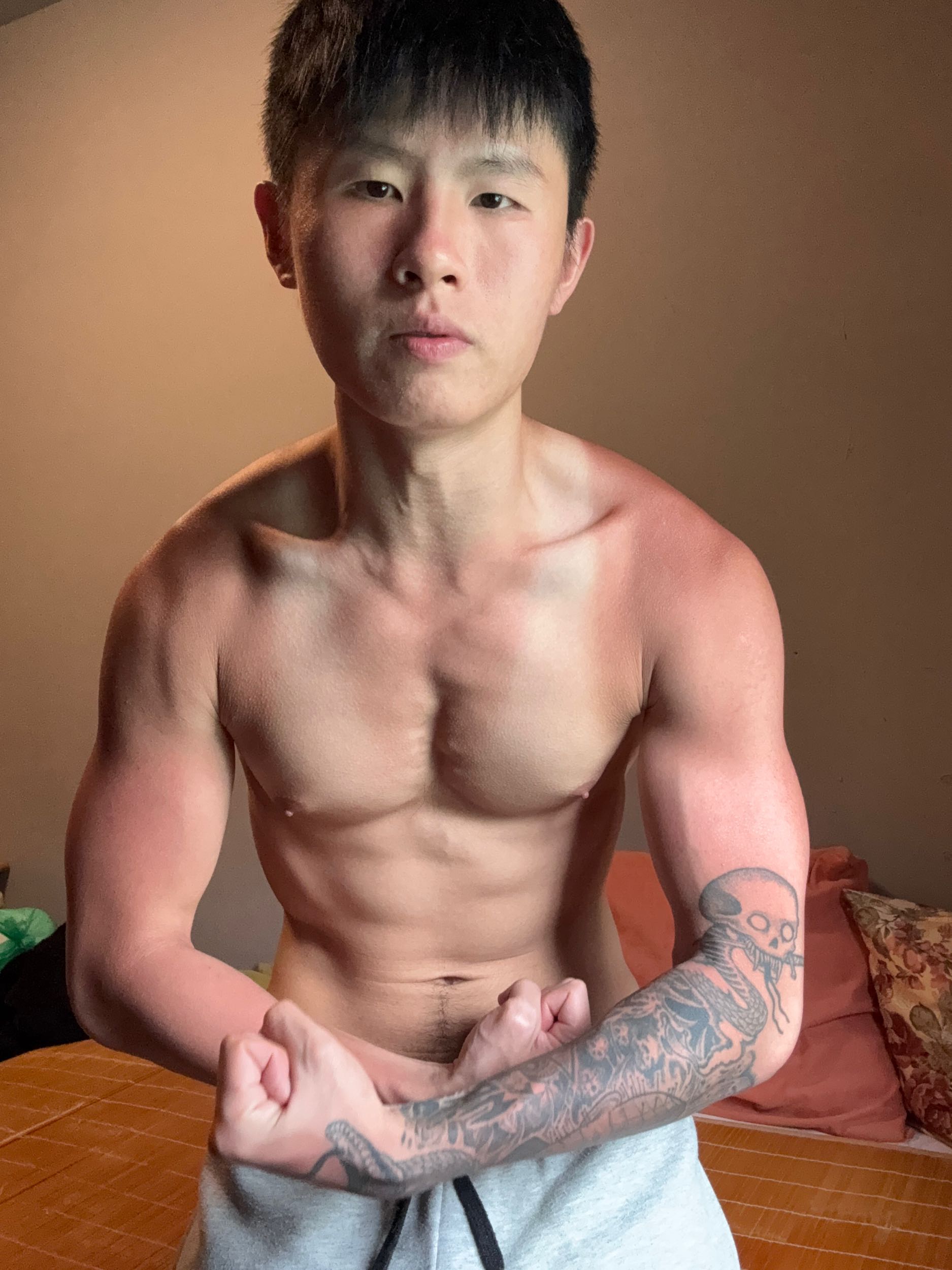 四川小虎 擦拭着 肌肤的 射液 瞳孔中 充满着 意犹未尽