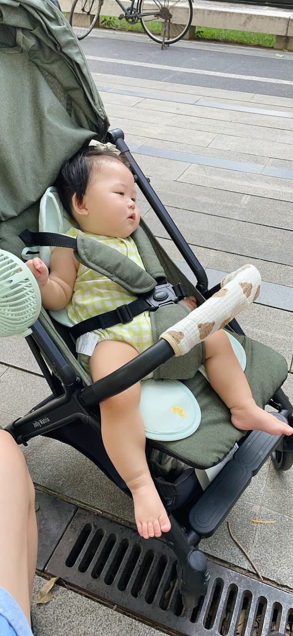 What's in baby's travel bag? 🎒