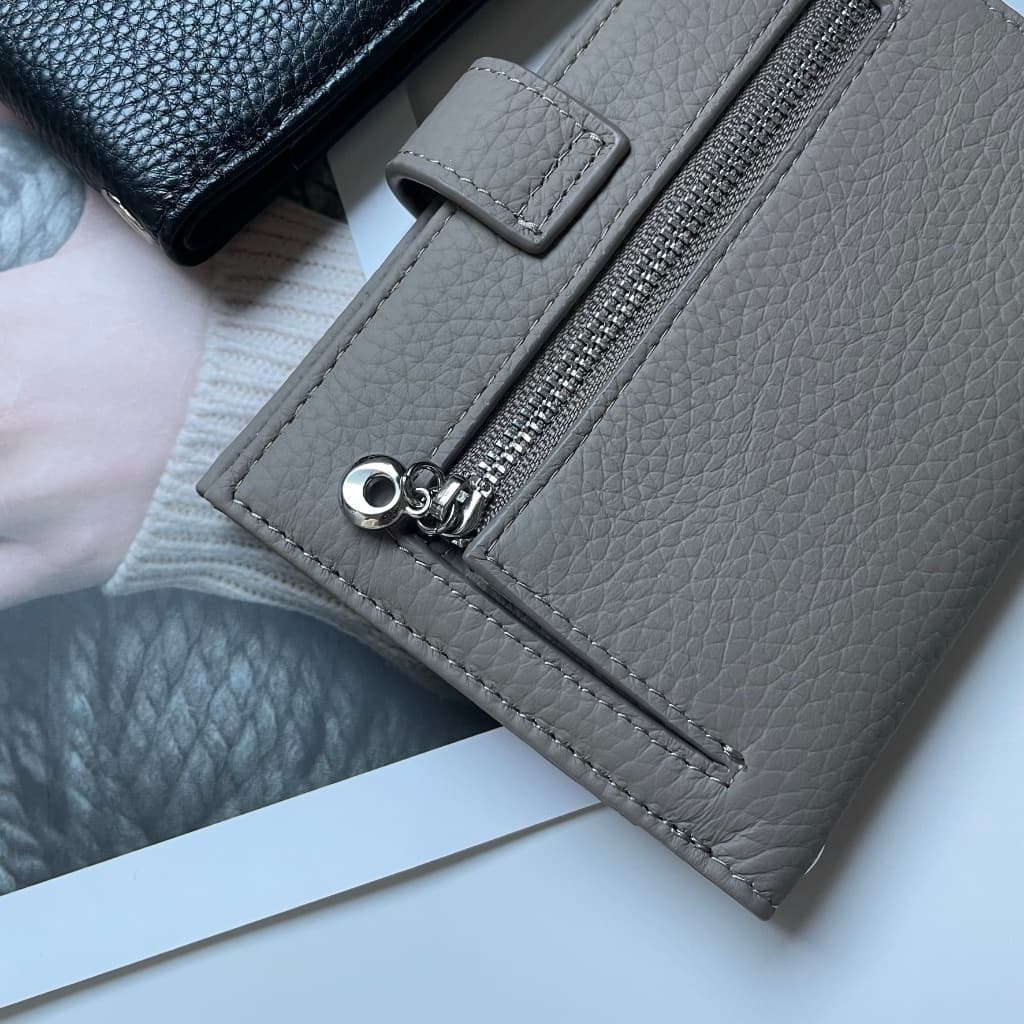 2026護照夾推薦】5款Dcard/PTT熱議：不想在海關手忙腳亂必看！FENNEC、皮革款、避雷重點！ - 墨墨(@momoink) | Dcard