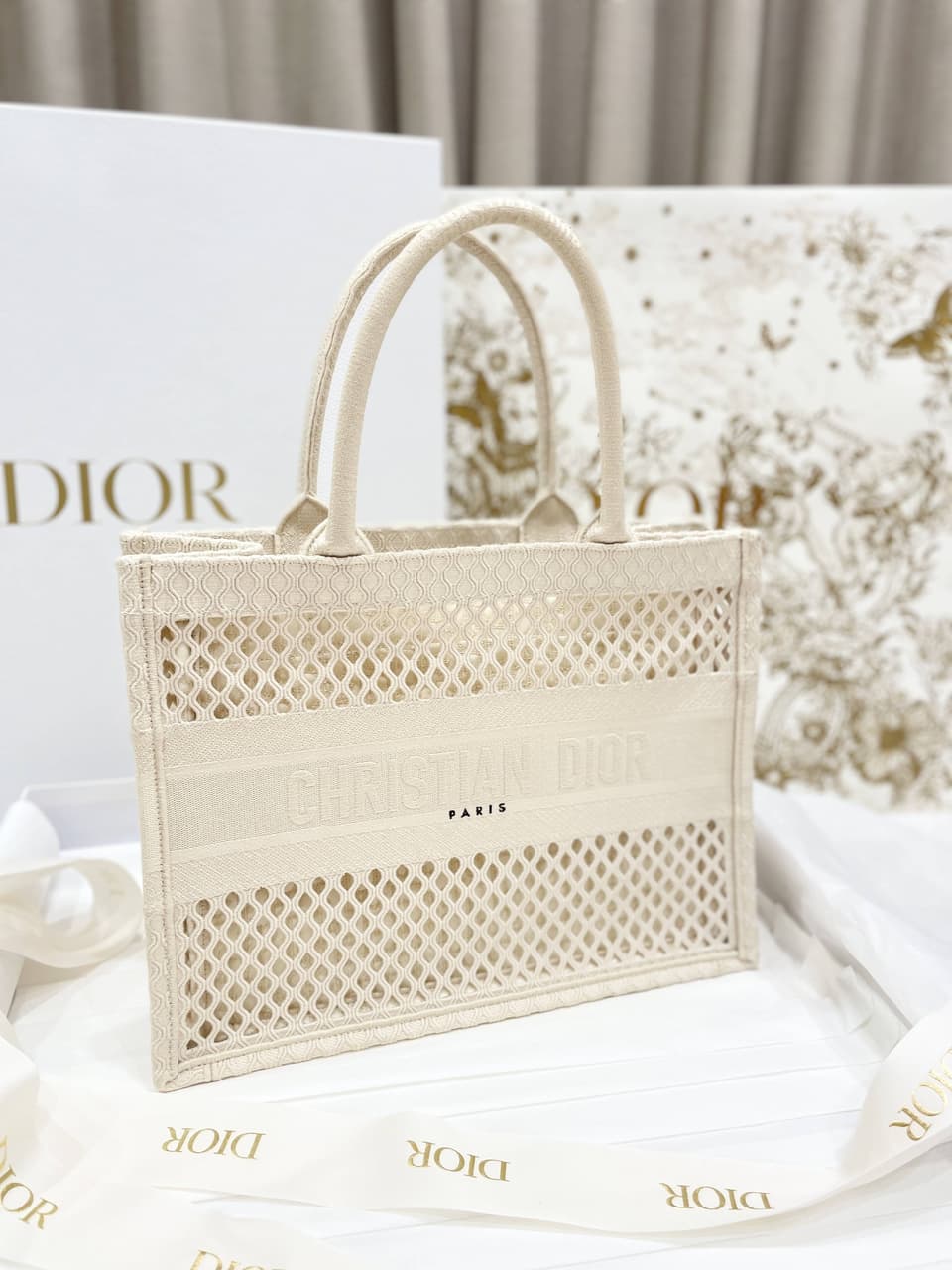 開箱Dior Booktote 米色刺繡簍空包分享 - 精品板 | Dcard
