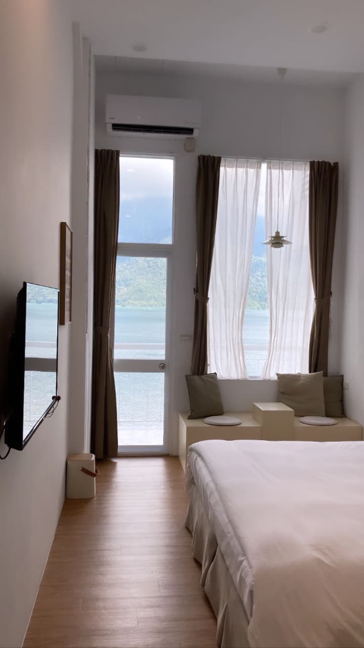 Simple accommodation interior with white surfaces and calm atmosphere, reflecting a rare short username that feels private and memorable