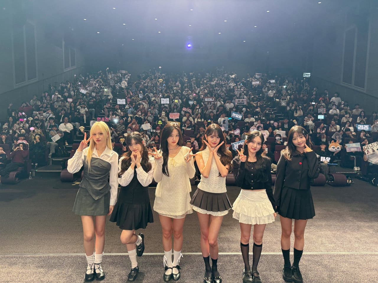#分享 IVE THE IST WORLD TOUR in CINEMA 舞台問候 - 2024.11.2 - IVE板 | Dcard