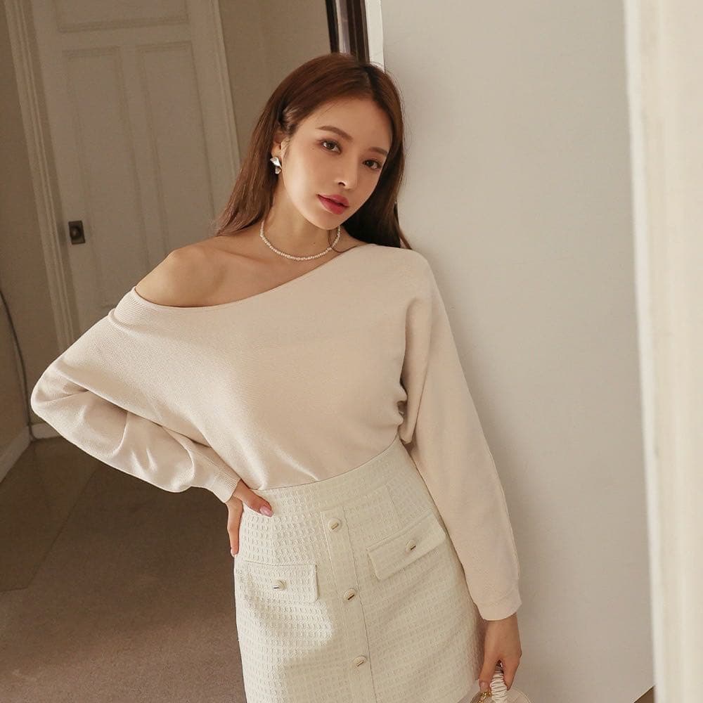 “Easy Go Chic” 韓國壓褶工藝面料斜肩上衣—皮革咖 main image 0