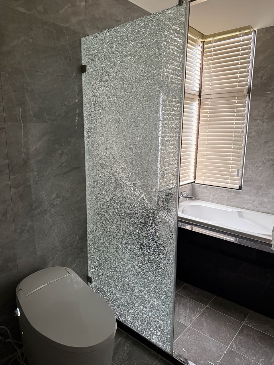 問題新成屋玻璃自爆🙀 - 購屋板| Dcard