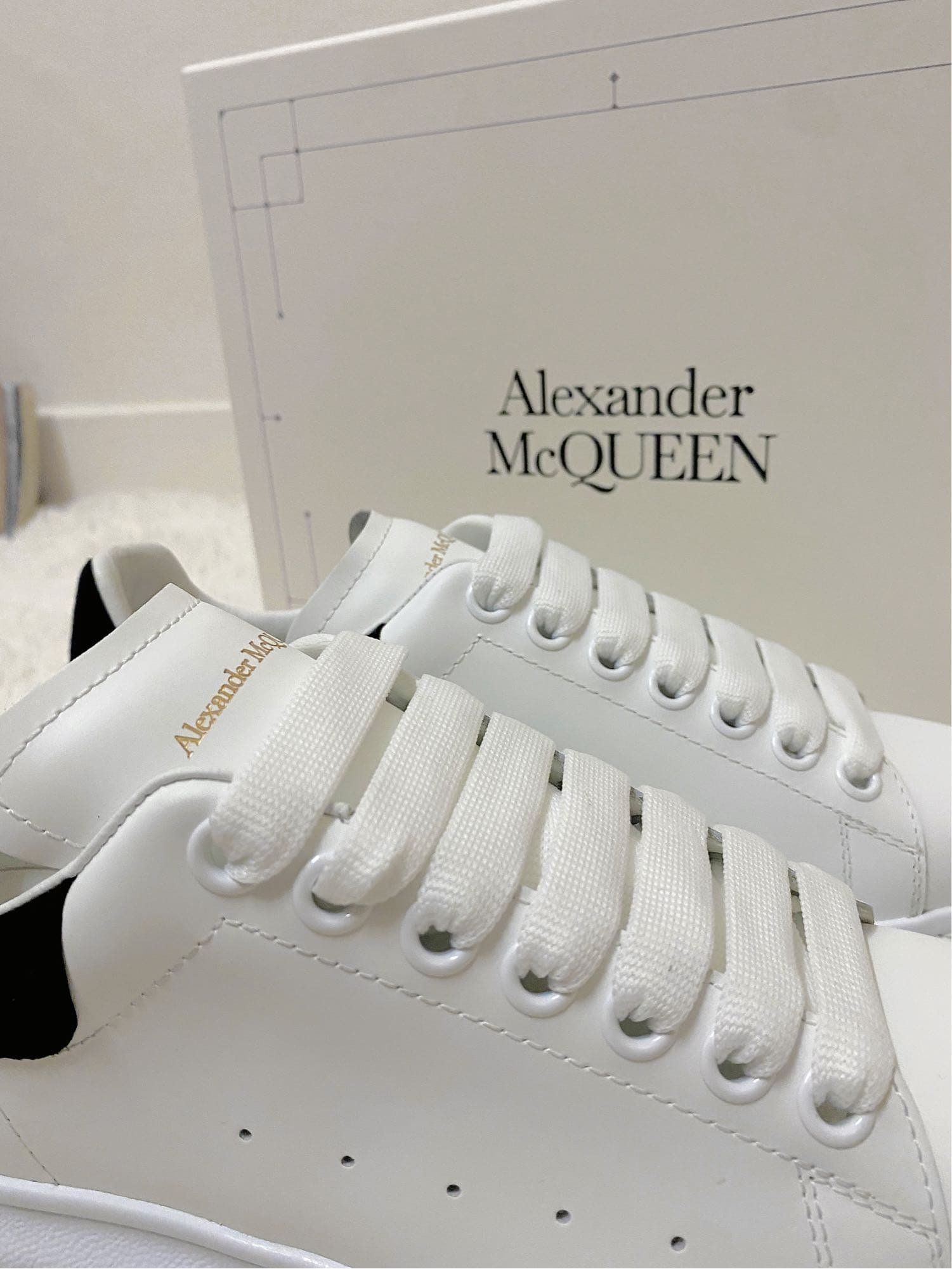 開箱】Alexander McQueen 英國經典厚底小白鞋｜遊戲玩家coco - 穿搭板