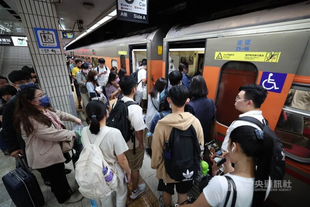 台鐵簡訊客服113年逾12萬則 旅客反映票務問題、車廂吵最多 - 鐵道板 | Dcard