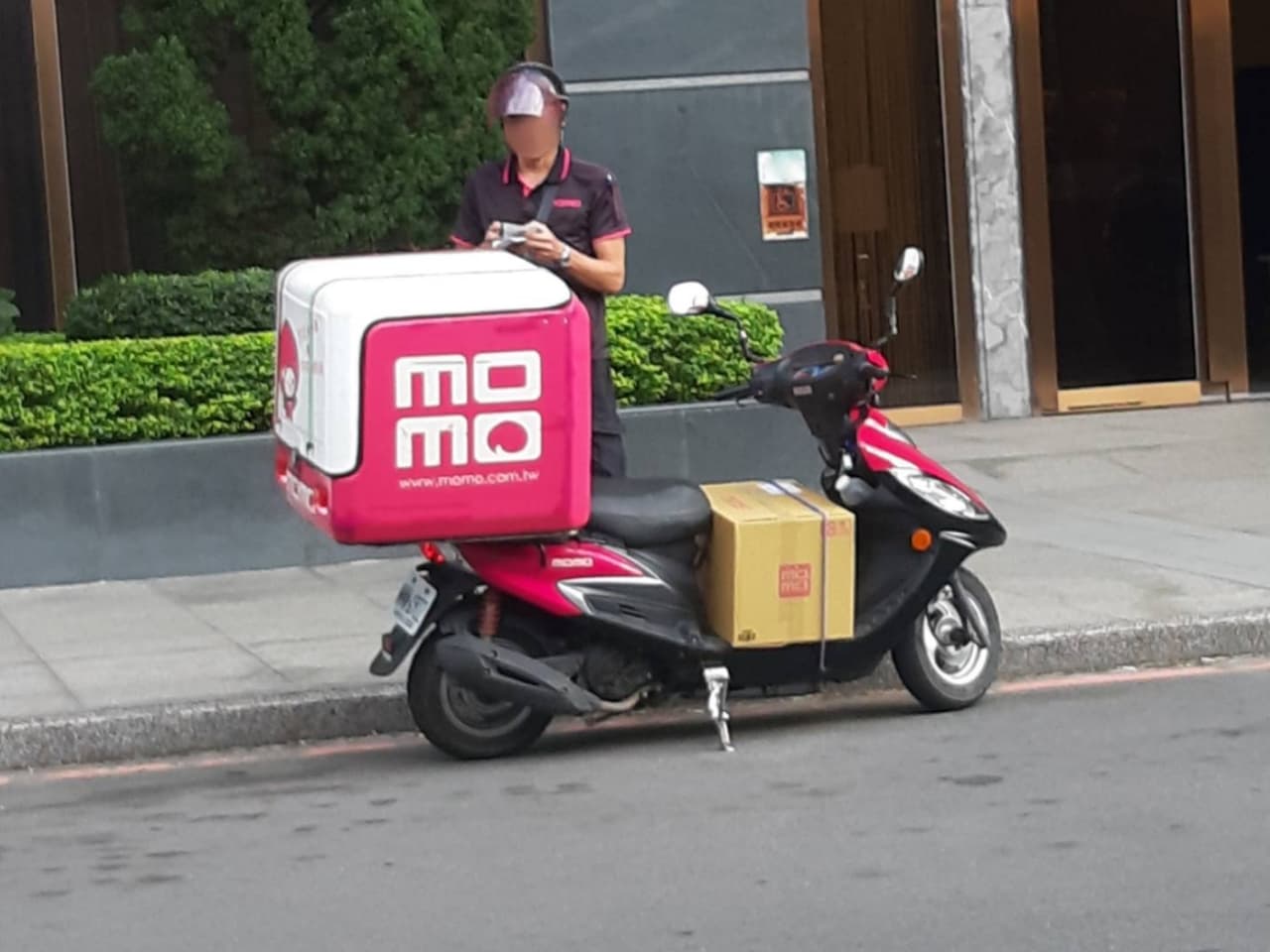 第一次看到用機車送貨的momo！ - 網路購物板 | Dcard