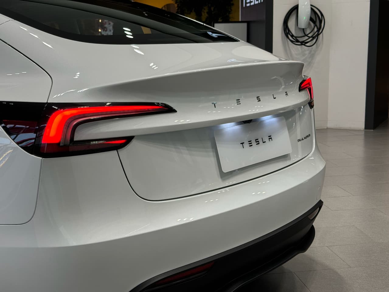 Tesla Model 3 煥新版 白色 快速賞車記 - 汽車板 | Dcard