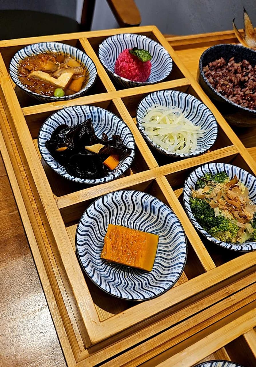 六宮格小菜×中式餐點×日式甜點🍱招牌黃燜雞|手藝菜|隱藏美味布丁🍮 - 豆寶的輕生活 (@yuxiii_owo) | Dcard