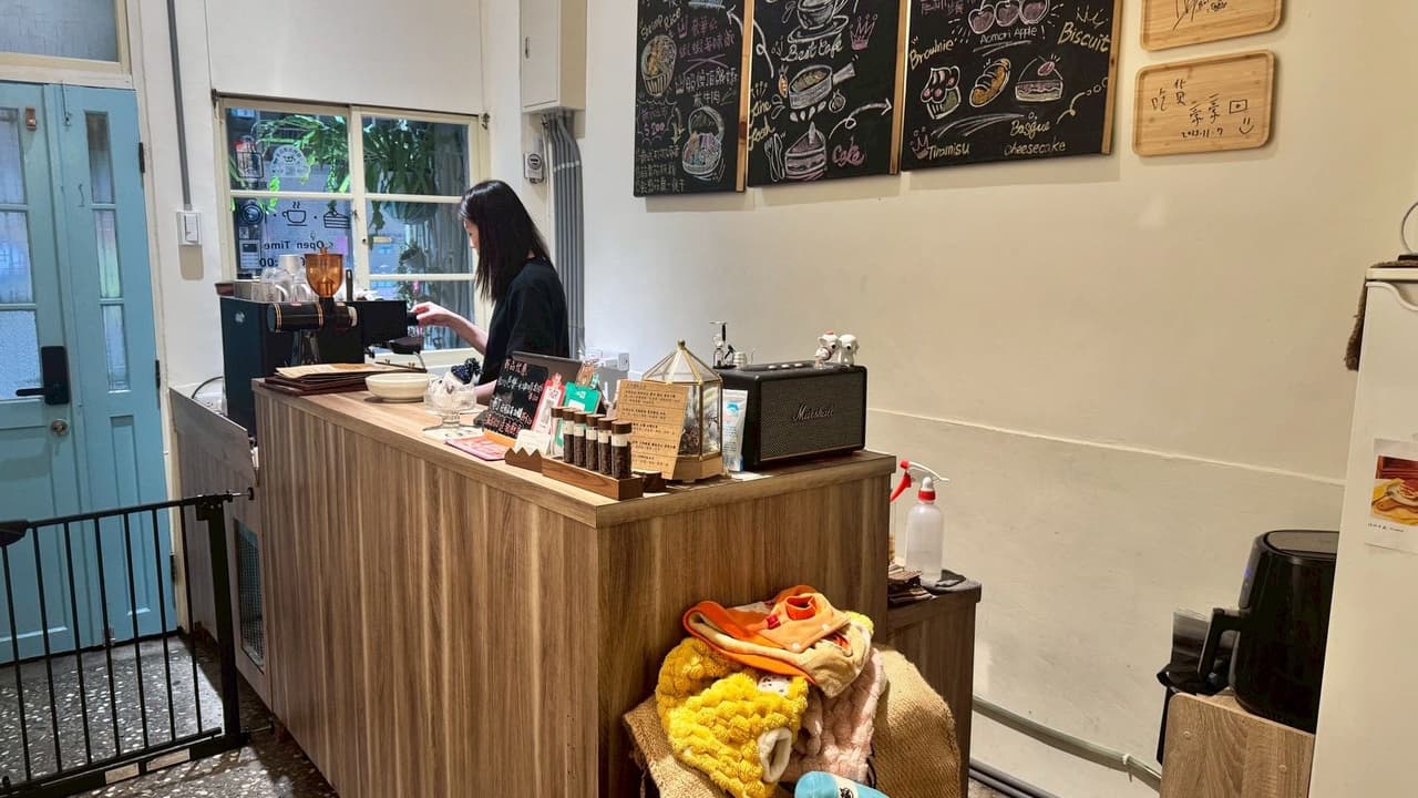【新北三重｜台北橋站】收集100間咖啡廳計畫—妮萌咖啡 NiMo Cafe｜吉娃娃咖啡廳｜寵物友善、可落地 - 美食板 | Dcard