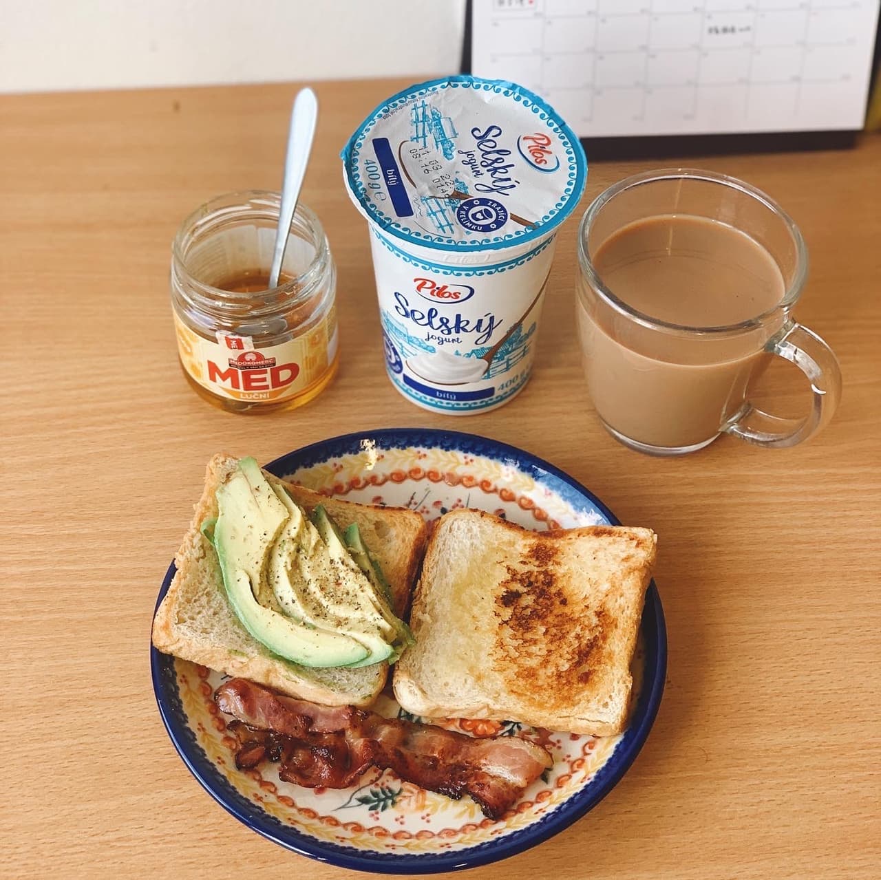 ep2✨ 捷克交換早餐吃什麼｜推蓮花餅抹醬｜義大利卡布里沙拉🍅、白粥配魚鬆- 美食板| Dcard