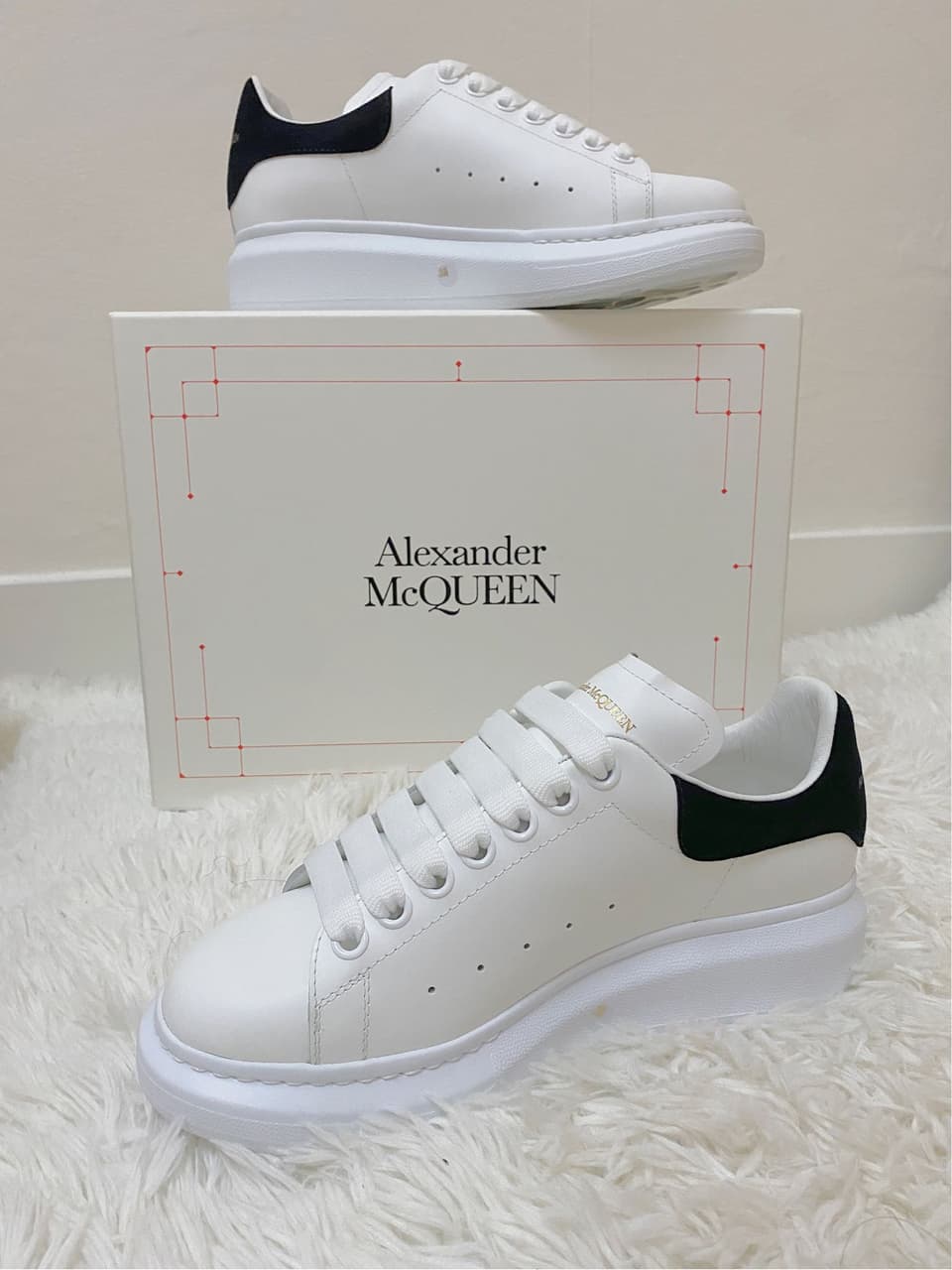 開箱】Alexander McQueen 英國經典厚底小白鞋｜遊戲玩家coco - 穿搭板