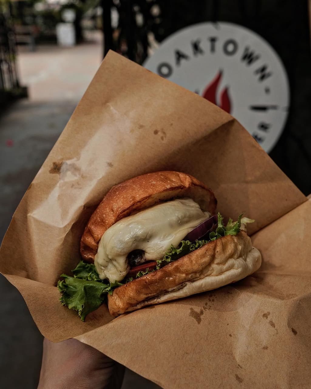 OakTown Burger Grill｜台中美食｜隱藏在2樓的露天美式漢堡 美食板 Dcard