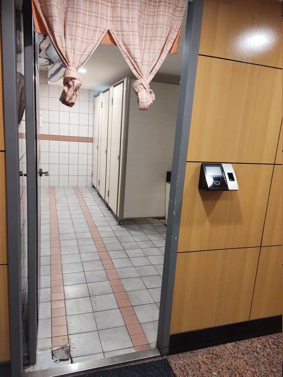 進入“廁所”，請打卡！ - 工作板 | Dcard