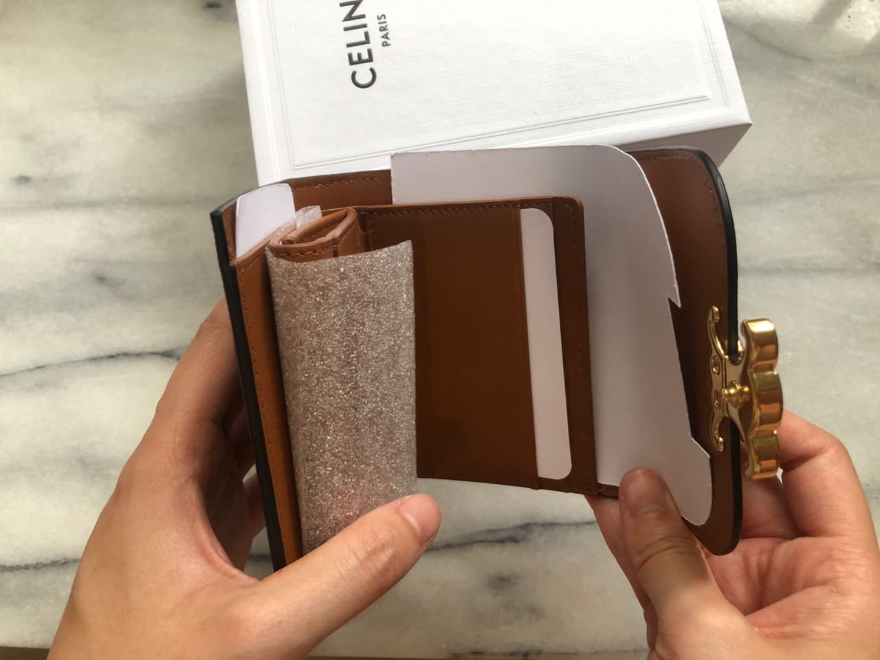 #開箱 開箱CHANEL BOY vs CELINE monogram凱旋門 三折短夾 - 精品板 | Dcard