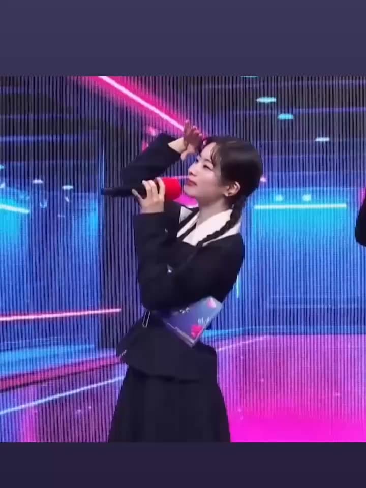 #分享 今天擔任M Countdown 特別MC的多賢 - TWICE板 | Dcard