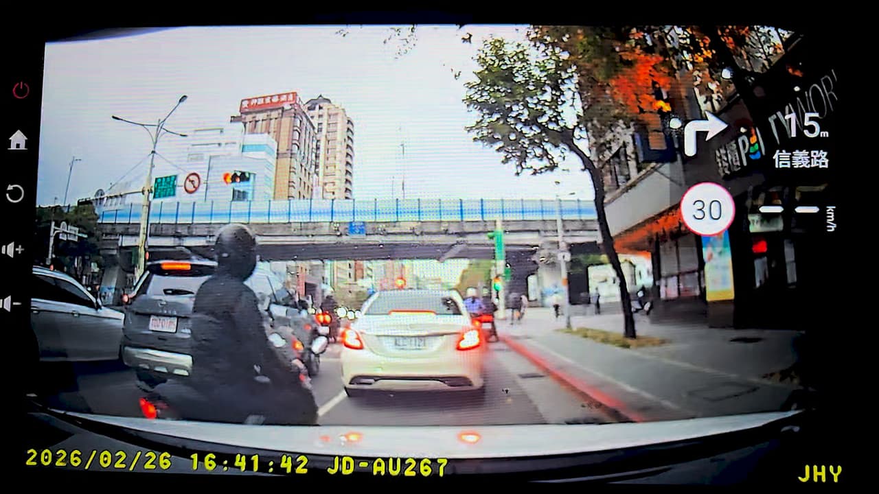 #事故詢問 被檔車猴撞到後照鏡外翻肇逃報警囉 - 機車板 | Dcard